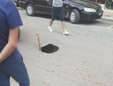 Άνοιξε τρύπα βάθους δύο μέτρων σε δρόμο στην Πάτρα - Δείτε την επική σήμανση που μπήκε (φωτό)